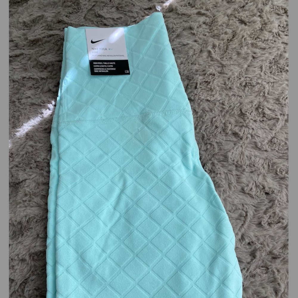 NWT Nike Yoga Luxe High Rise Capri Leggings size XS - Picture 4 of 4